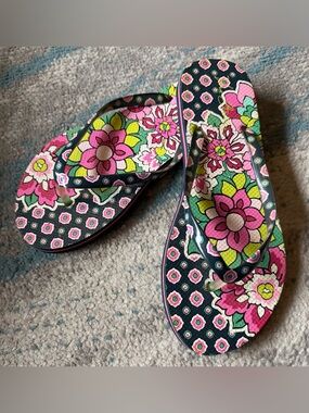 Vera Bradley Petal Paisley Floral Flip Flops, size 7-8